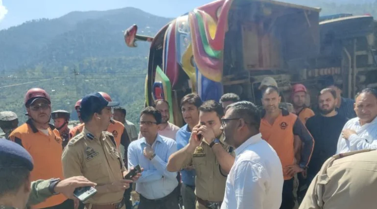 33 West Bengal Tourists Injured as Sleeper Bus Overturns on Jammu-Srinagar Highway