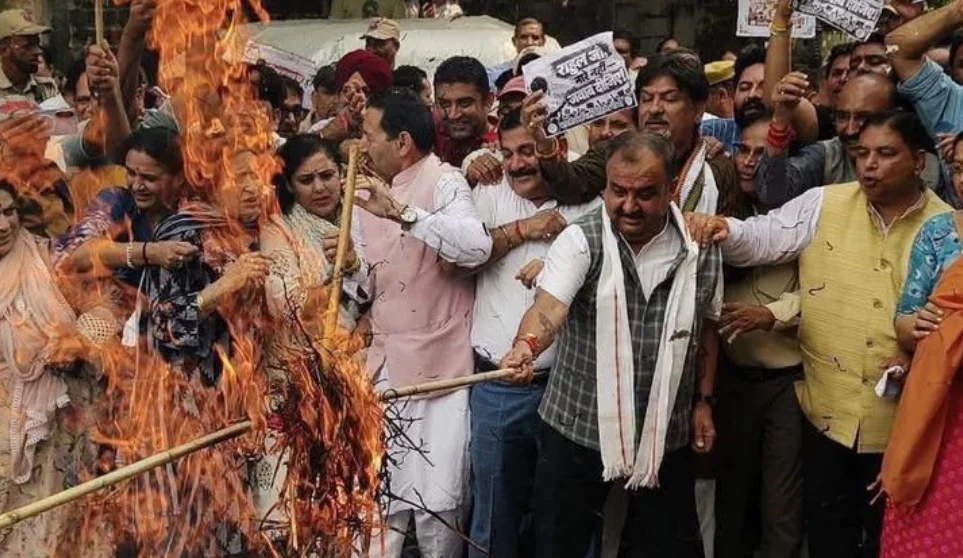BJP Stages Protest Against Congress In Jammu, Burns Rahul Gandhi’s Effigy