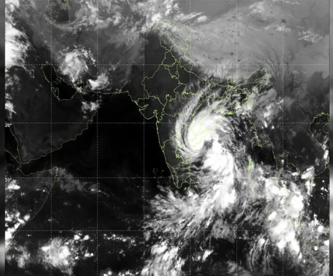 Cyclone Arnab Continues Landfall Along Andhra Pradesh Coast, Heavy Rainfall Triggers Flooding