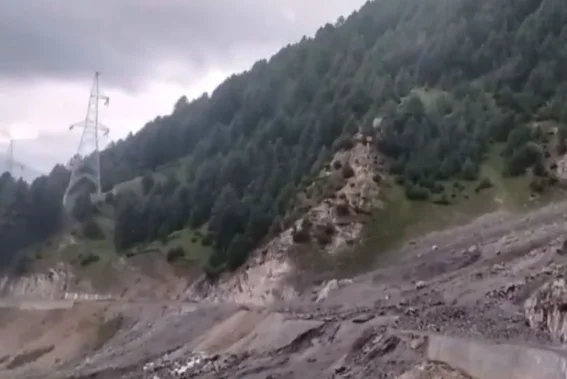 SSG Road Reopened After Landslides Cleared, Stranded Vehicles Evacuated