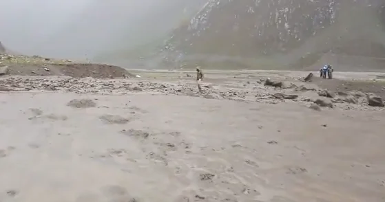 Cloudburst Triggers Flash Floods, Landslides in Minamarg; Bakerwal Families Rescued, Highway Traffic Hit