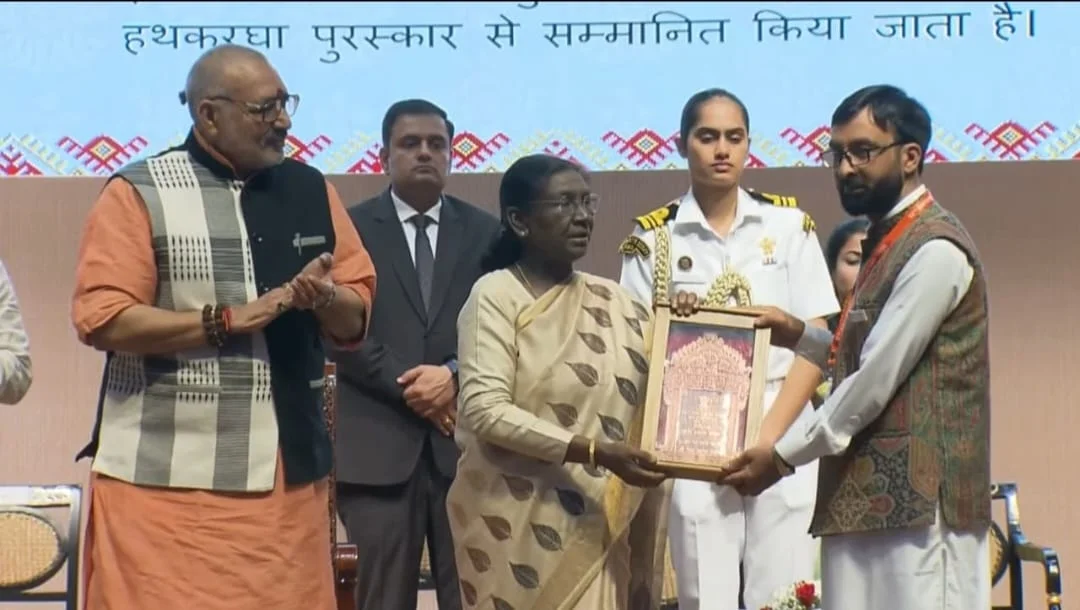 Prez Murmu confers National Handloom Award on 2 Master Weavers from Valley