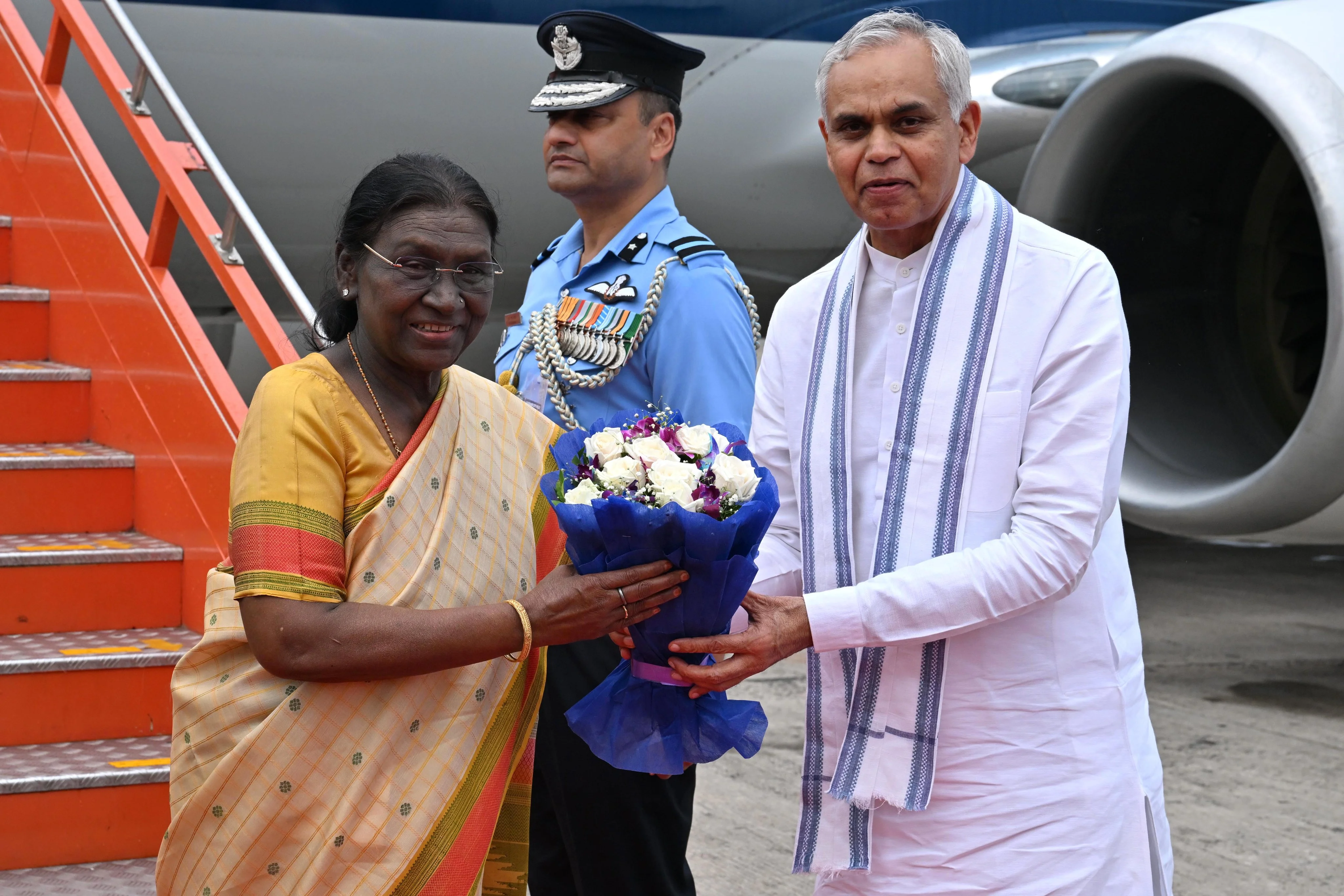 Prez Murmu reaches Vadodara; leaves for Ekta Nagar by road instead of chopper due to bad weather