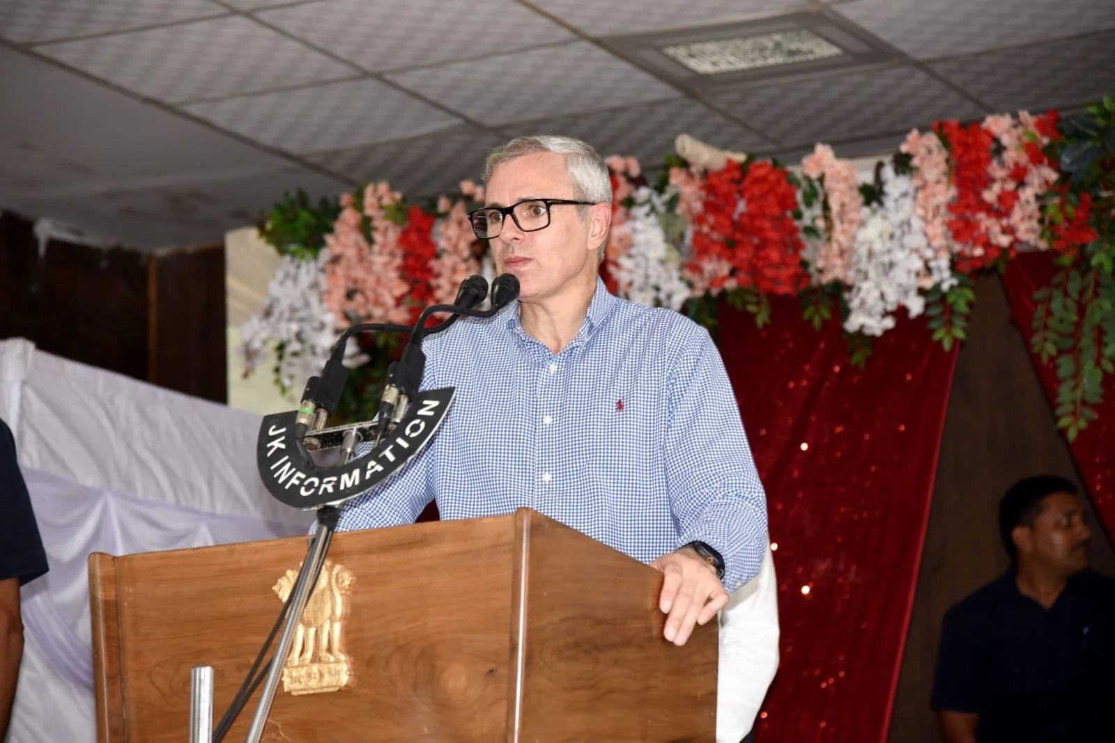 CM Omar Abdullah congratulates Manzoor Hajam, Fayaz Wani on National Handloom Award