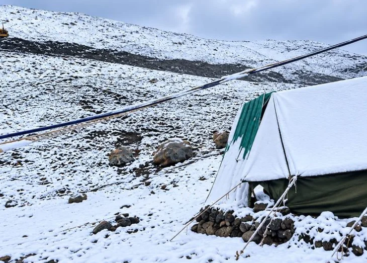 Season’s First Snowfall Hits Gurez Heights, Kabul Gali Turns White