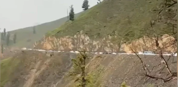 Heavy Rains Trigger Mudslide on Mughal Road, Hundreds of Vehicles Stranded