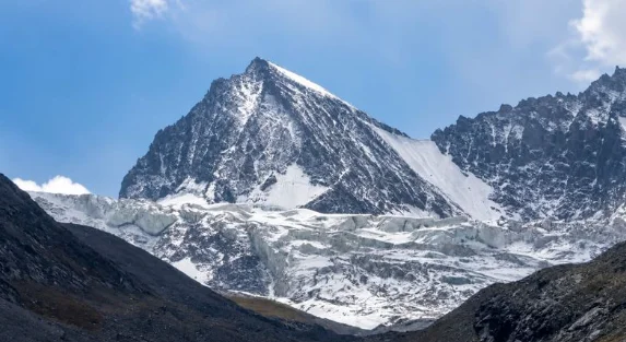 Season’s First Snowfall Covers Higher Reaches Of Gumri, Zojila