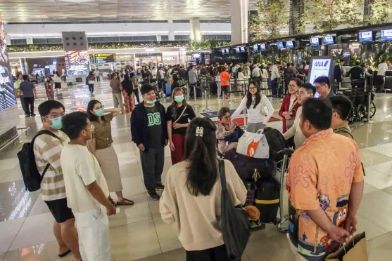 Anak Krakatau Erupts, Jakarta Airport Suspends Flights Amid Ash Cloud