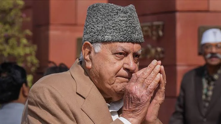 Farooq Abdullah, Mirwaiz Among Leaders Condemn Kulgam Terror Attack on Migrant Labourers